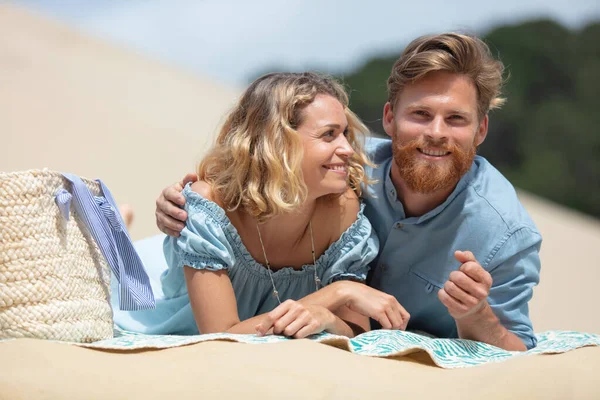 Romantik Çiftler Kum Tepelerinde Yatıyor — Stok fotoğraf