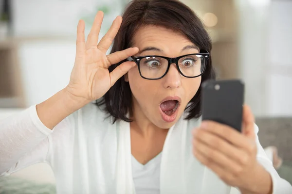 Wütende Junge Frau Blickt Frustriert Aufs Smartphone — Stockfoto