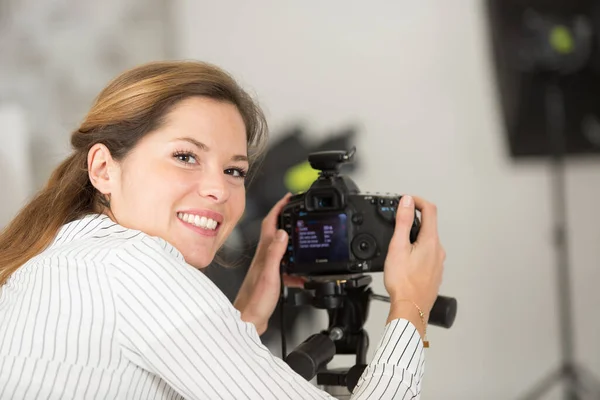 Stüdyodaki Kadın Fotoğrafçı Kamerasının Arkasında Duruyordu — Stok fotoğraf