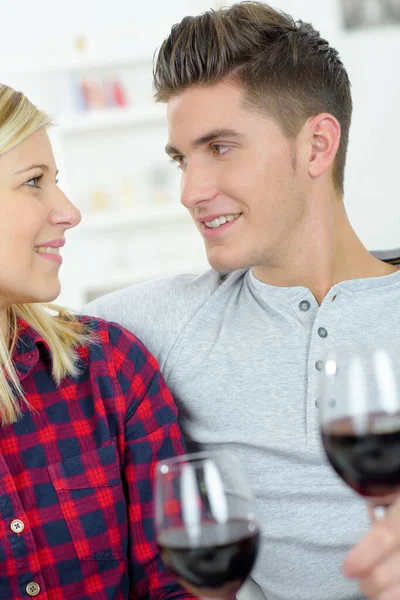 一对夫妇和一杯葡萄酒 — 图库照片