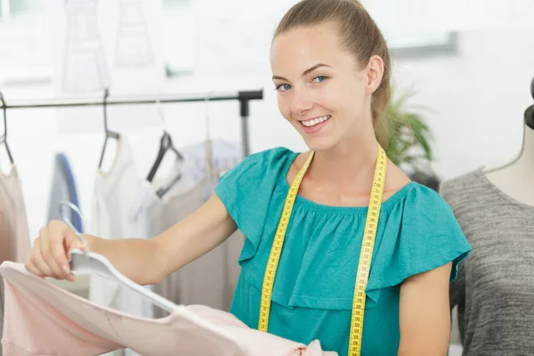 Vrouwelijke Winkel Assistent Aanbieden Van Kleding Aan Een Klant — Stockfoto
