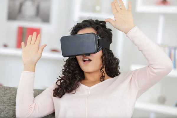 Jovem Mulher Com Fone Ouvido Realidade Virtual Sofá Casa — Fotografia de Stock