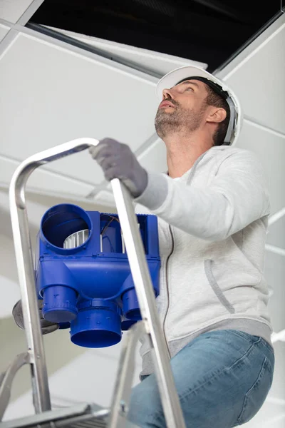 Homem Escada Que Instala Sistema Ventilação — Fotografia de Stock