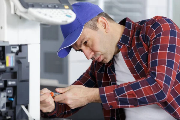 Serieuze Man Die Een Printer Repareert — Stockfoto