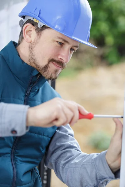 Ein Männlicher Bauarbeiter Benutzt Einen Schraubenzieher — Stockfoto