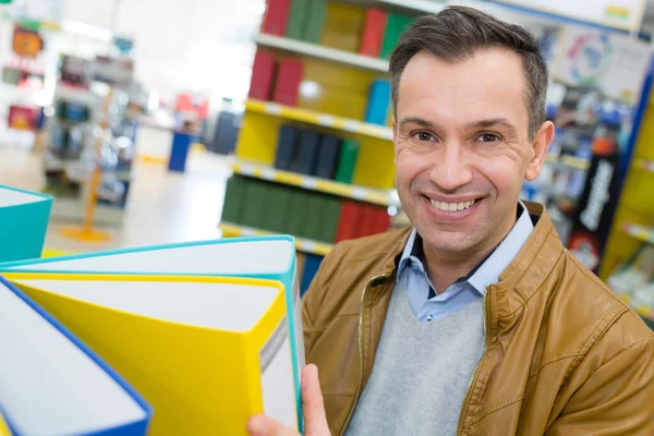 Dojrzały Mężczyzna Kupuje Pliki Supermarkecie — Zdjęcie stockowe