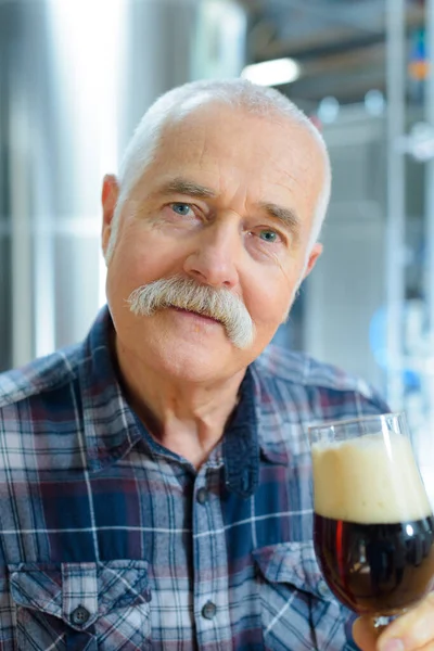 Senior Gentleman Probiert Craft Beer — Stockfoto