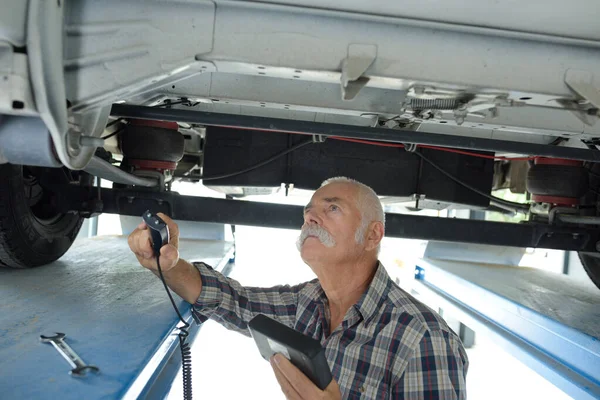 Seniormechaniker Arbeitet Unter Einem Auto — Stockfoto