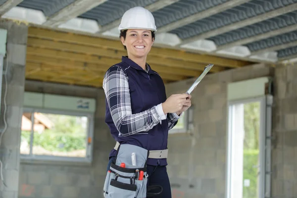 Smily Woman Builder Holding Clipboard — Stock Photo, Image