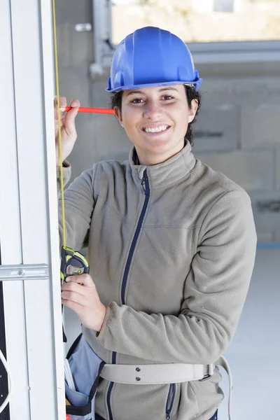 Glad Vacker Kvinna Byggare Med Måttband — Stockfoto