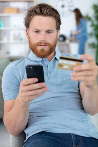 Człowiek Płatności Kartą Kredytową Smart Phone — Zdjęcie stockowe
