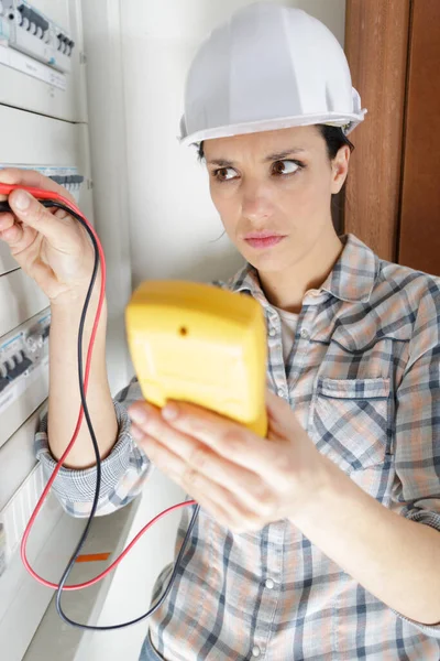 Vrouwelijke Elektricien Die Multimeter Gebruikt Elektrische Kast Testen — Stockfoto