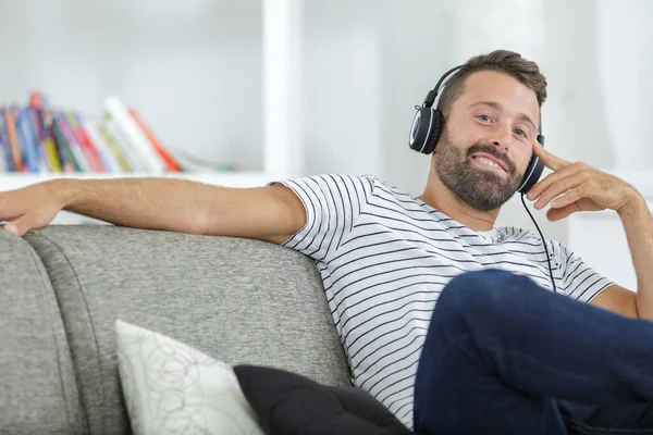 Mann Auf Sofa Mit Kopfhörer Mit Digitalem Tablet — Stockfoto