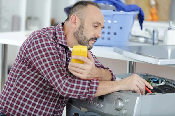 Man Vaststelling Van Huishoudelijke Wasmachine — Stockfoto