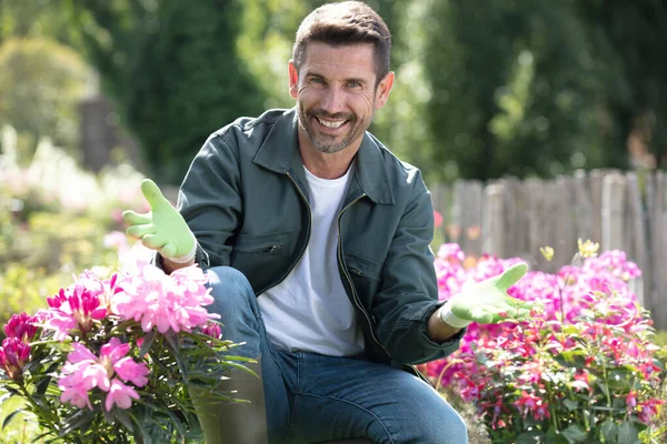Šťastný Mladý Muž Zahradnictví Zahradě — Stock fotografie