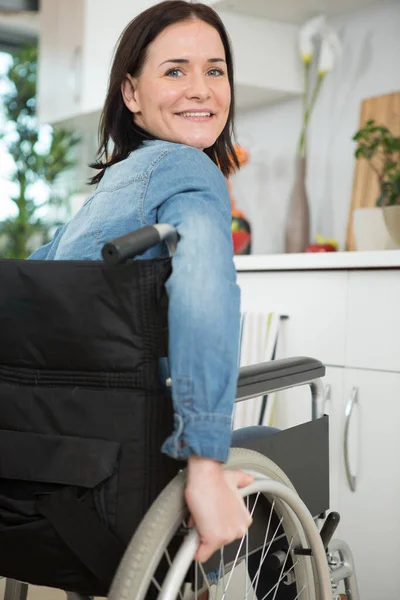 Mulher Jovem Deficiente Cadeira Rodas — Fotografia de Stock
