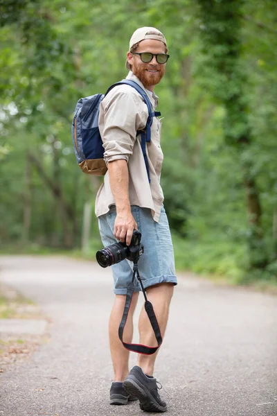 Άντρας Που Περπατάει Στην Εξοχή Κουβαλώντας Μια Κάμερα — Φωτογραφία Αρχείου