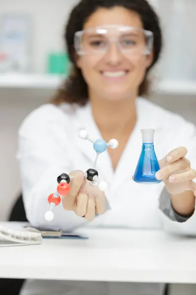 持有液体和分子的女科学家 — 图库照片