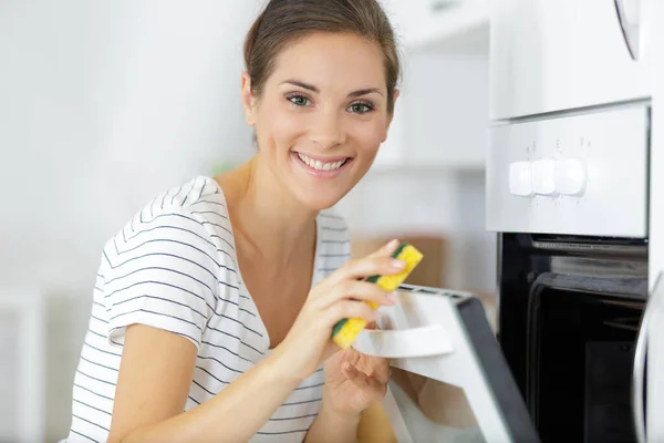 Woman Cleaning Oven Kitchen — Stock Photo, Image
