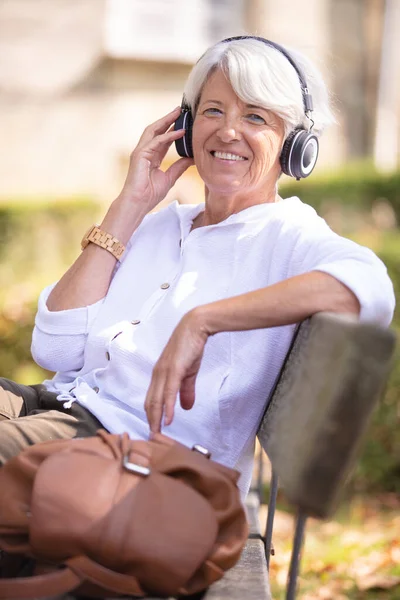 Mulher Sênior Feliz Ouvir Música Com Fones Ouvido — Fotografia de Stock