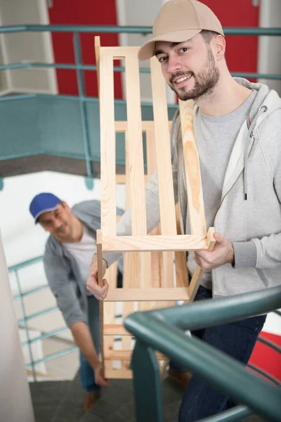 Dois Homens Carregando Moldura Madeira Até Lance Escadas — Fotografia de Stock
