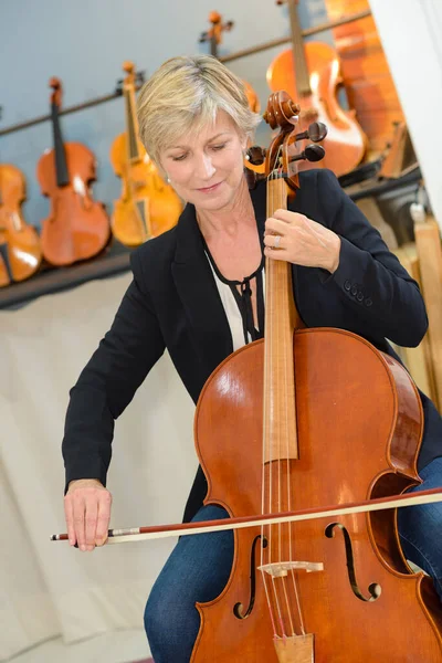 Frau Spielt Cello Einem Geschäft — Stockfoto