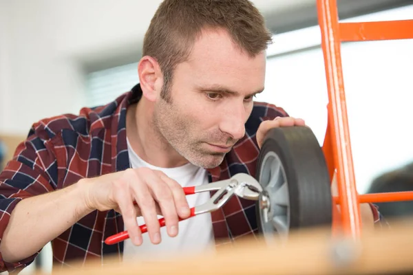 Trabalhador Masculino Está Tentando Consertar Rodas Carrinho — Fotografia de Stock
