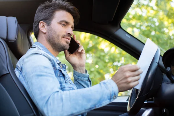 Mann Benutzt Sein Handy Während Der Autofahrt — Stockfoto