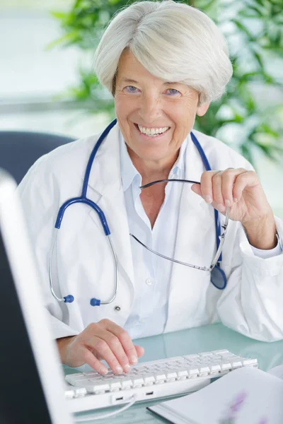Lyckliga Kvinnliga Läkare Titta Kameran — Stockfoto