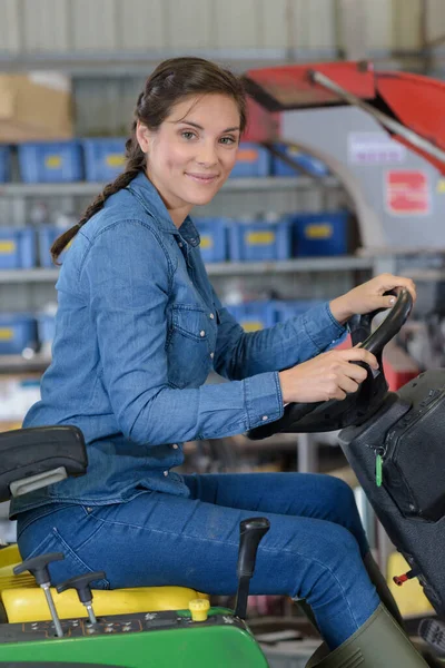 Porträtt Kvinnliga Jordbruksarbetare Med Traktor — Stockfoto