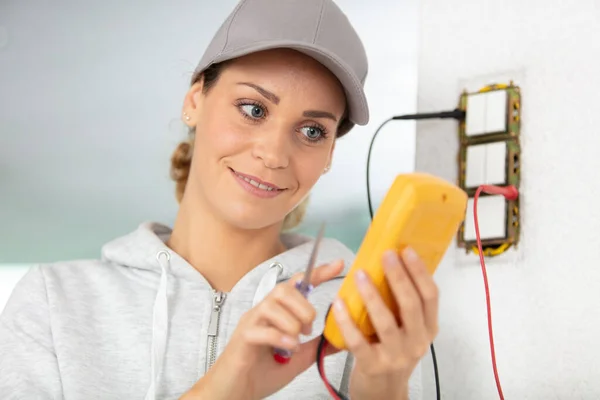 Eletricista Fêmea Testando Uma Tomada Parede — Fotografia de Stock