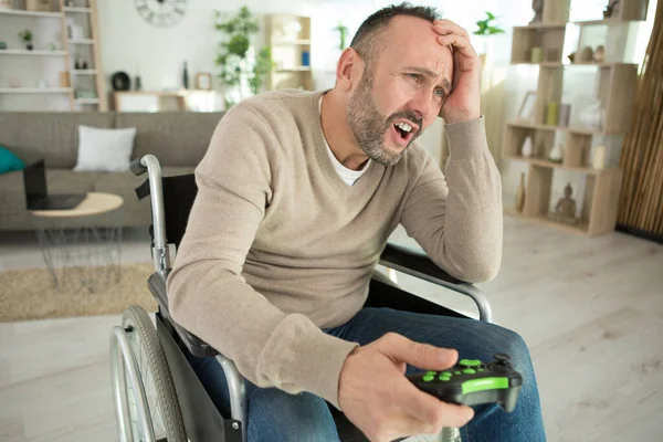 Bilgisayar Oyunu Oynarken Tekerlekli Sandalyedeki Üzgün Adam — Stok fotoğraf