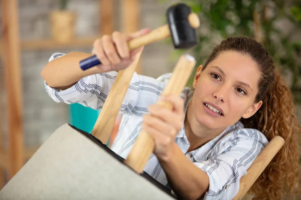 Eine Frau Repariert Einen Stuhl Mit Einem Hammer — Stockfoto