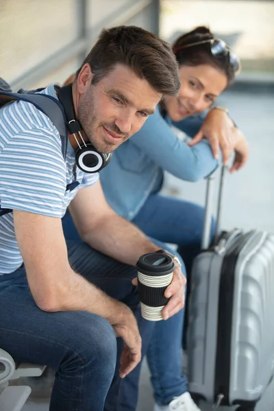 Couple Suitcase Waiting Bus Stop Holding Takeaway Coffee — Stock Photo, Image