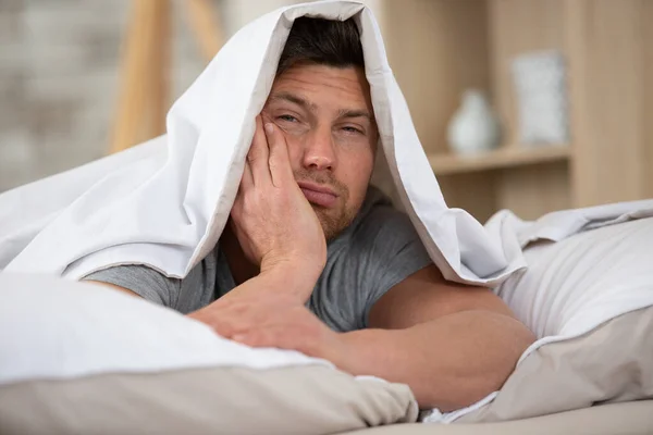 Hombre Somnoliento Despertando Cansado —  Fotos de Stock