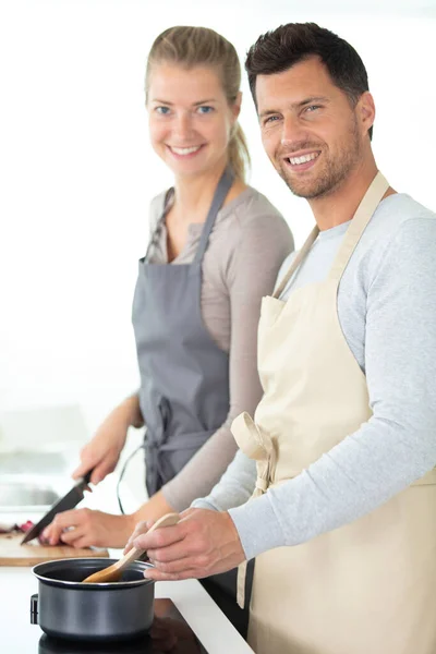 Casal Atraente Está Cozinhando Cozinha — Fotografia de Stock