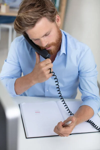 Средний Взрослый Бизнесмен Разговаривает Телефону Офисе — стоковое фото