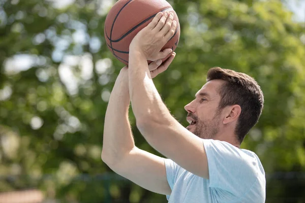 Man Basketbal Aan Het Schieten — Stockfoto