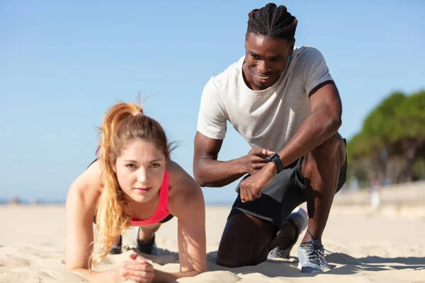 Happy Young Sport Couple Doing Plank Exercise Beach — Stock Photo, Image