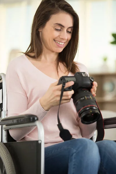 Tekerlekli Sandalye Ile Fotoğraf Makinesi Kadın Fotoğrafçı — Stok fotoğraf