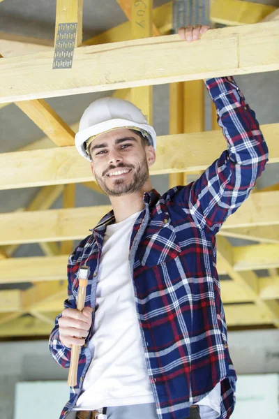 Szczęśliwy Mężczyzna Budowniczy Pracuje Nad Drewnianą Strukturą — Zdjęcie stockowe