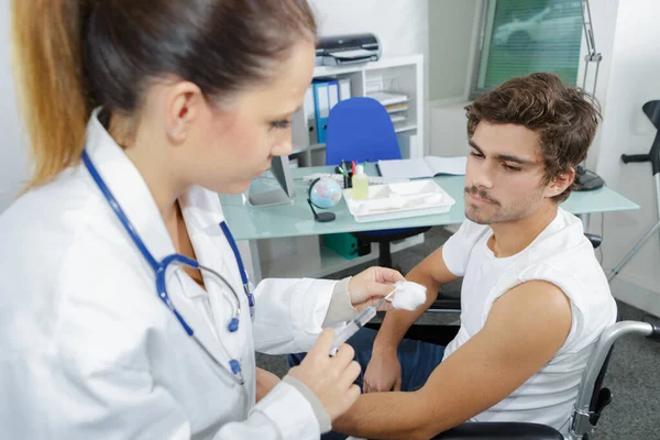 Een Arts Die Een Vaccin Toedient — Stockfoto