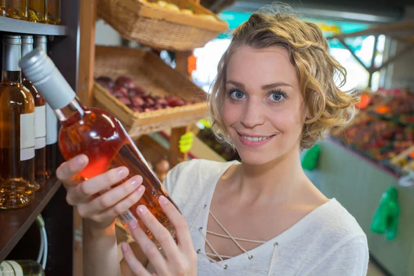 Portrait Woman Choosing Wine Bottles Supermarket — Stock Photo, Image