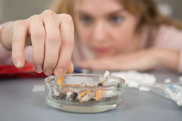 Μια Νεαρή Γυναίκα Σβήνει Ένα Τσιγάρο Ένα Τασάκι — Φωτογραφία Αρχείου