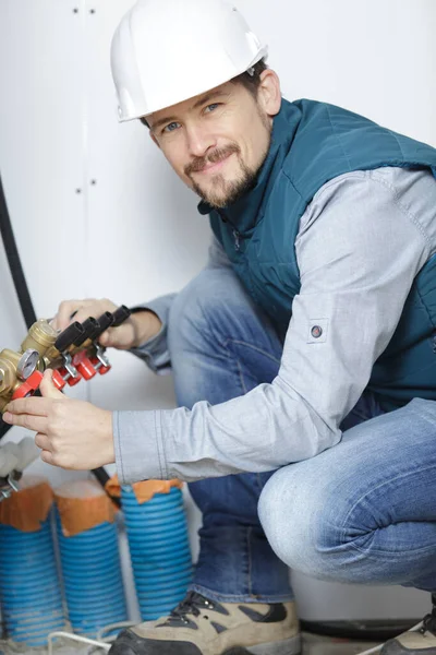 Männlicher Arbeiter Bei Der Installation Von Wasserleitungen — Stockfoto