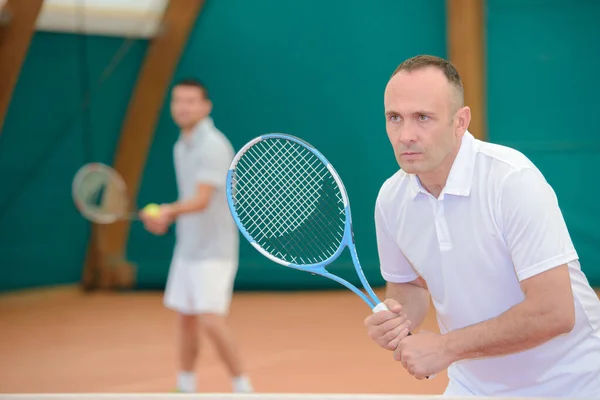 Двое Мужчин Теннисном Корте — стоковое фото