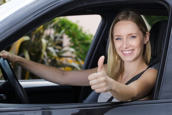Kadın Sürücü Tamam Işareti Gösteriyor — Stok fotoğraf
