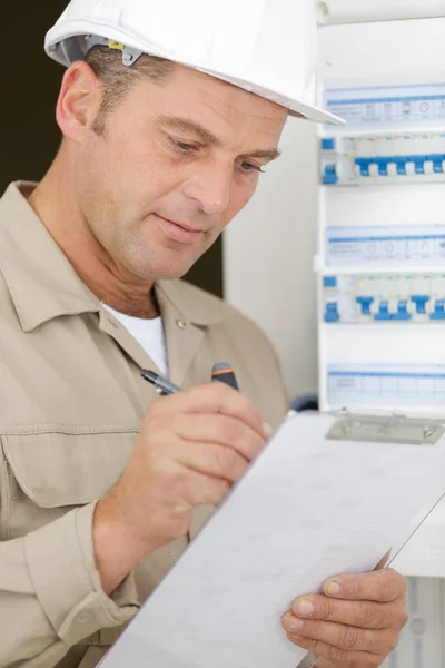 Eletricista Masculino Verificando Controle Máquina Industrial — Fotografia de Stock