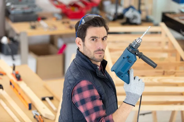 Carpinteiro Masculino Segurando Dispositivo Perfuração — Fotografia de Stock