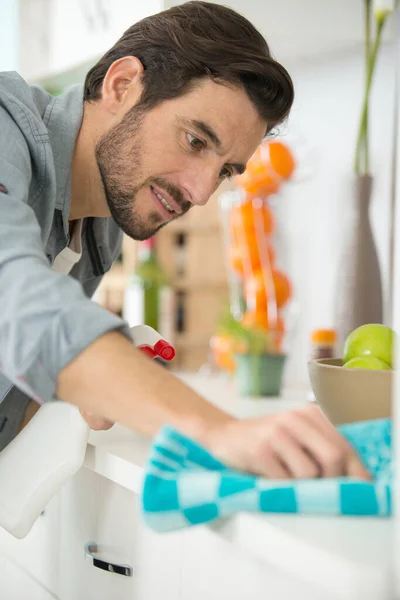 Homem Limpando Superfícies Sua Cozinha — Fotografia de Stock